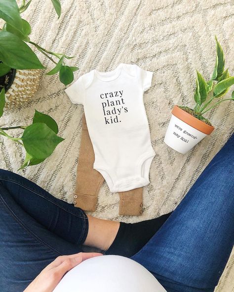 Plant Pregnancy Announcement, Garden Pregnancy Announcement, Spring Baby Announcement, Spring Pregnancy Announcement, Bump Photoshoot, Baby 2024, Announcement Pictures, Baby Bump Photoshoot, Plant Styling