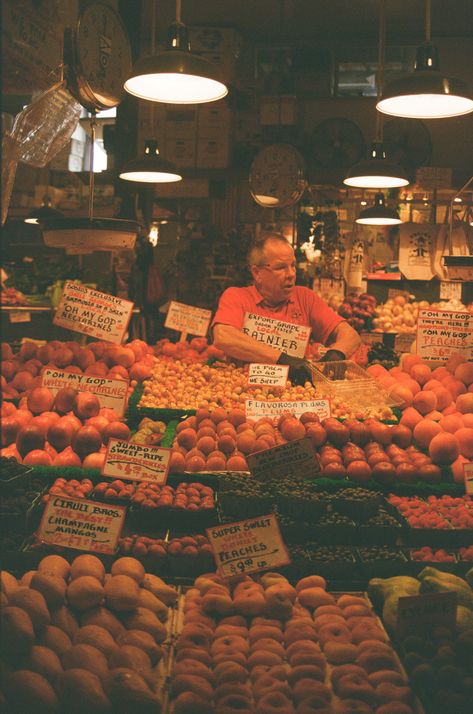 Seattle Film Photography, Seattle Landscape, Seattle Aesthetic, Fruit Vendor, Place Photography, Pics Inspo, Downtown Seattle, Pike Place, Inspo Pics