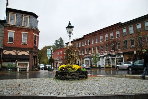 woodstock-vermont-small-town-main-streets Small Town Square Aesthetic, Small Town Square, Shot Types, Cozy Town, Woodstock Vt, Woodstock Vermont, Small Towns Usa, Small Town America, Book Story