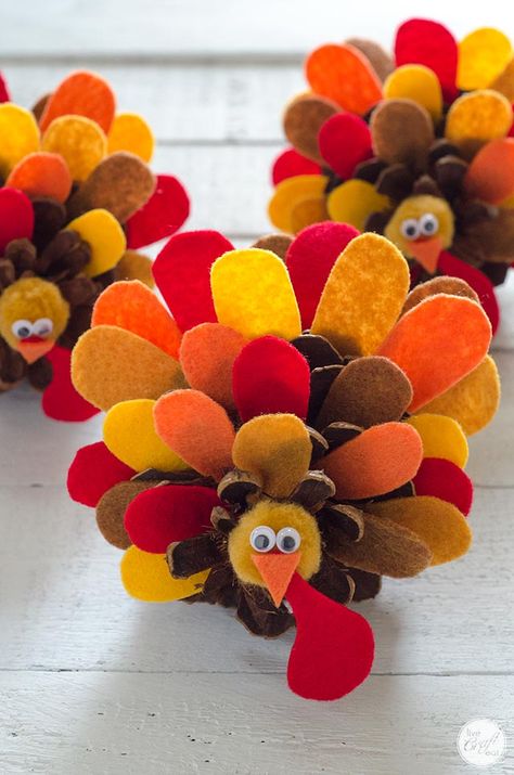 Craft With Felt, Pinecone Turkeys, Thanksgiving Decorations For Kids, Felt Feathers, Pinecone Turkey, Thanksgiving Turkey Craft, Pinecone Crafts, Thanksgiving Crafts Diy, Easy Thanksgiving Crafts