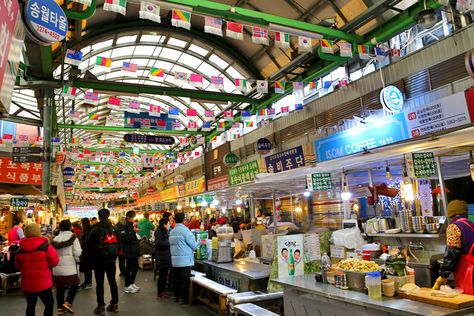 Gwangjang Market 광장시장 - For Korean Street Food From Pancakes, Kimbap To Live Octopus - DanielFoodDiary.com Korean Market, Korean Street Food Stall Design, Korean Street Vendor, Gwangjang Market, Korean Street Food Market, Korean Street Food Seoul, Seoul Street Food Market, Gwangjang Market Seoul, Food Stand Design