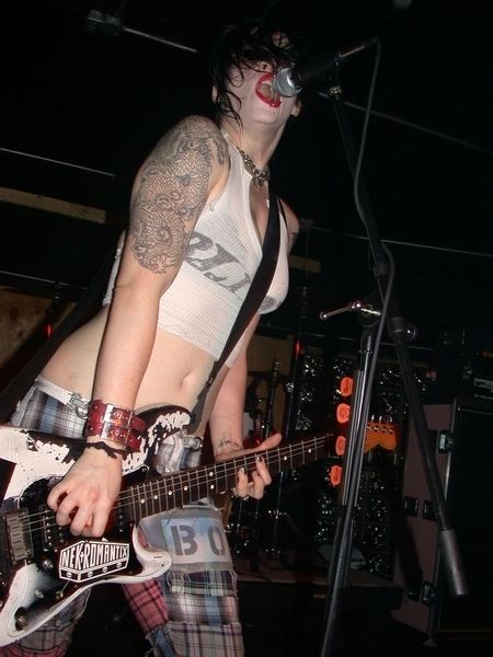 Inspiring lead singer from The Distillers, Brody Dalle. Always loved her style Punk Rock Girl, The Distillers, Elvira Mistress Of The Dark, Women Of Rock, Guitar Girl, Riot Grrrl, Taylor Momsen, Female Musicians, Punk Rock Bands