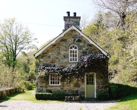 22 Cozy Cottages You’ll Want to Escape to This Weekend Riverside Cottage, Cute Cottages, Stone Building, Cozy Cottages, Small Cottage Homes, Little Cottages, Stone Cottages, Small Cottages, Storybook Cottage