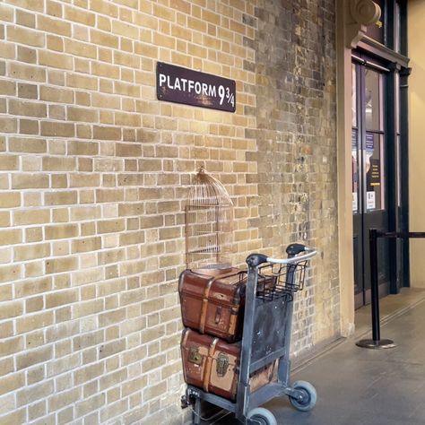 Harry Potter Kings Cross, St Pancras Station, Train Station Architecture, Kings Cross, Harry Potter And The Chamber Of Secrets, St Pancras, Harry Potter Room, Hogwarts School, Harry Potter Party