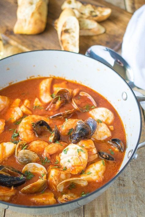 Italian Seafood Stew, Seafood Broth, Cioppino Recipe, Seafood Stew Recipes, Italian Seafood Recipes, Traditional Italian Dishes, Seafood Stew, Winter Dishes, Easy Seafood