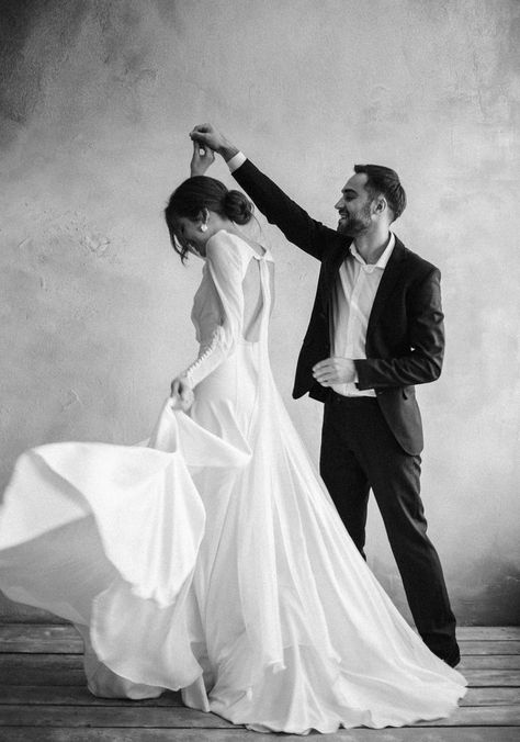 Wedding Dress Minimalist, Wedding Dress Backless, Minimalist Wedding Dress, Wedding Dress Simple, Wedding Photo Studio, Wedding Portrait Poses, Dress Minimalist, Wedding Photoshoot Poses, Simple Wedding Dress