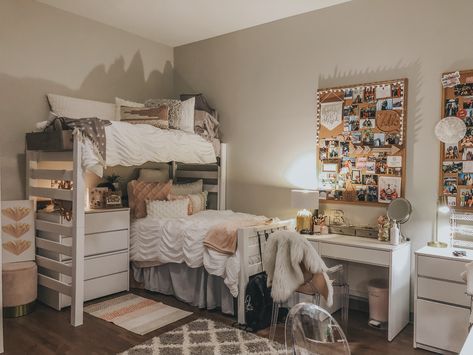 Sorority house room alpha phi uga Tcu Dorm, Sorority House Rooms, Sorority Room, College Bedroom Decor, Dream Dorm Room, Dorm Stuff, Dorm Room Styles, Dorm Sweet Dorm, Sorority House