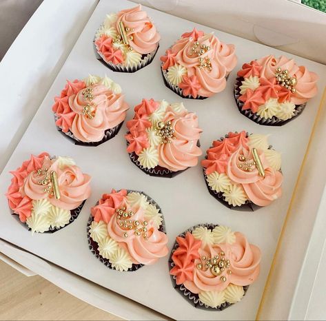 Bolo Buttercream, Cupcake Icing Designs, Coral Cake, Peach Cupcakes, Cupcake Business, Decorating Food, Welsh Recipes, Spring Dessert, Cupcake Decorating Tips