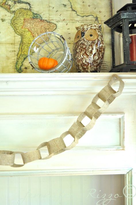 How to make a burlap fabric chain Christmas Chain, Burlap Ideas, Christmas Burlap, Fox Birthday, Burlap Projects, Pretty Halloween, Ideal Life, Paper Chains, Homeschool Classroom