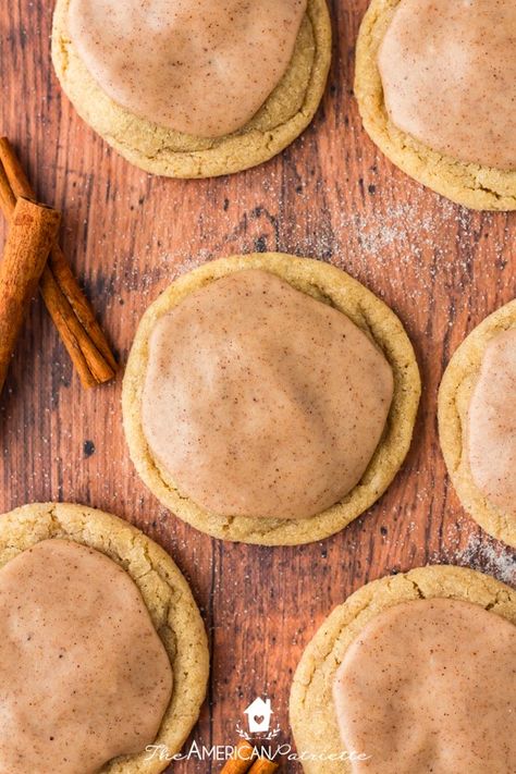 AMAZING Chai Sugar Cookies with Spiced Frosting - The American Patriette Spiced Frosting, Chai Cookies Recipe, Chai Sugar Cookies, Chai Cookies, Spice Frosting, Chewy Sugar Cookie Recipe, Spice Sugar Cookies, Sugar Cookie Frosting, Perfect Thanksgiving