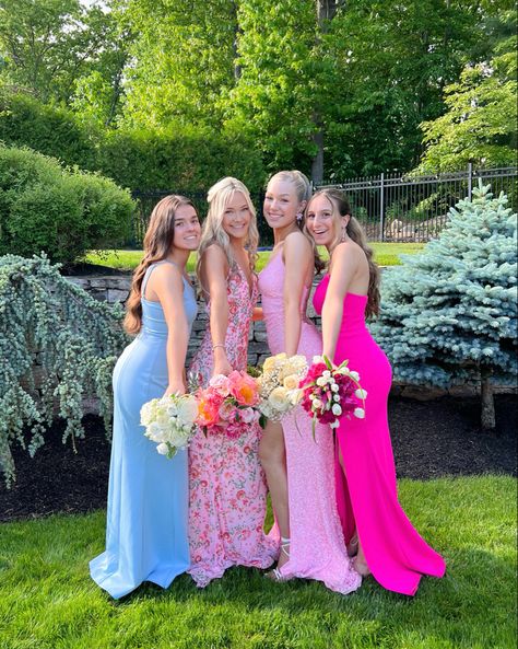 Prom Picture Ideas For Friends Group Poses, Prom Poses For Friends, Prom Group Poses, Formal Pics, Formal Pictures, Prom Pictures Group, Hoco Pictures, Homecoming Poses, Pageant Queen