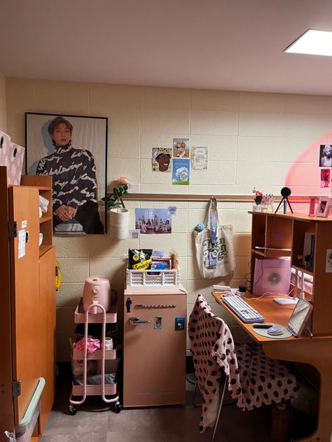 Dorm Inspo Aesthetic Pink, College Dorm Room Ideas Kpop, Kpop College Dorm, Dorm Room Kpop, Kpop Dorm Room, Pink Dorm Room Aesthetic, Coquette Dorm Room, Room Pink Aesthetic, College Dorm Room Aesthetic