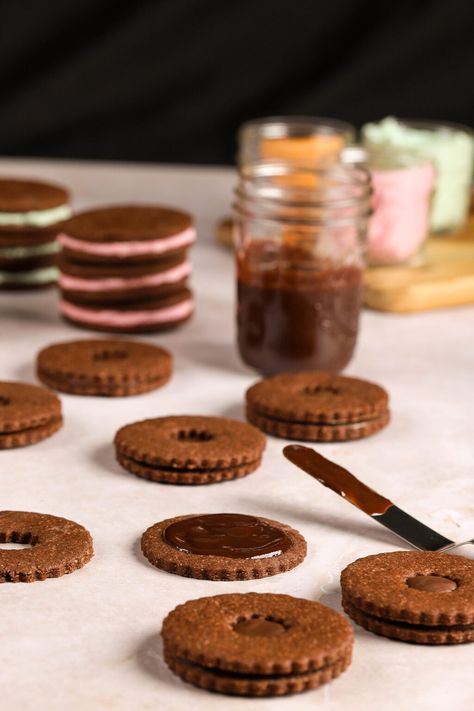 Orange Linzer Cookies, Chocolate Linzer Cookies Recipe, Chocolate Linzer Cookies, Linzer Bars, Baking Chocolate Recipes, Tart Cookies, Linzer Cookie, Linzer Cookies Recipe, Mint Frosting