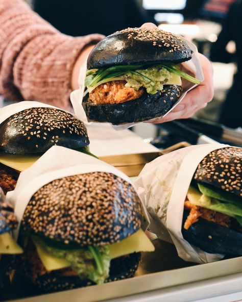 Most Instagrammable food spots in London. Charcoal burgers at Darcie and May Green New Food Trends 2023, Food Trends 2023, Bun Sandwiches, Green Burger, Burger Content, Charcoal Burger, Satisfying Pics, Instagrammable Food, Black Burger