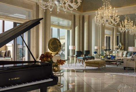 Dubai's swankiest suites: Inside the city's most expensive hotel rooms Dubai Penthouse, Expensive Hotel, Gold Bad, Dubai Hotel, Modern Hotel, London Hotels, Hotel Suites, Burj Khalifa, Town Hall