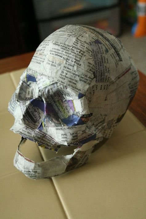 Paper Mache Skull, Diy Skulls, Paper Mache Projects, Paper Mache Mask, Making Paper Mache, Cheap Halloween Decorations, Masque Halloween, مشروعات العلوم, Skull Crafts