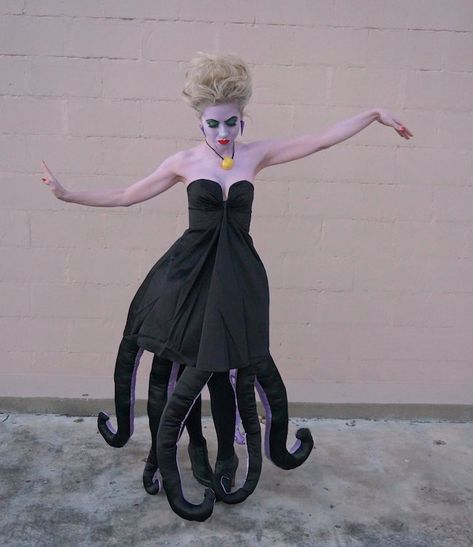 This DIY Ursula costume from Disney's The Little Mermaid is amazing! Halloween Costume 2024, Costume Homemade, Family Costume Ideas, Diy Fantasia, Ursula Costume, Costume Disney, Villain Costumes, Diy Costumes Kids, Diy Halloween Costumes For Kids