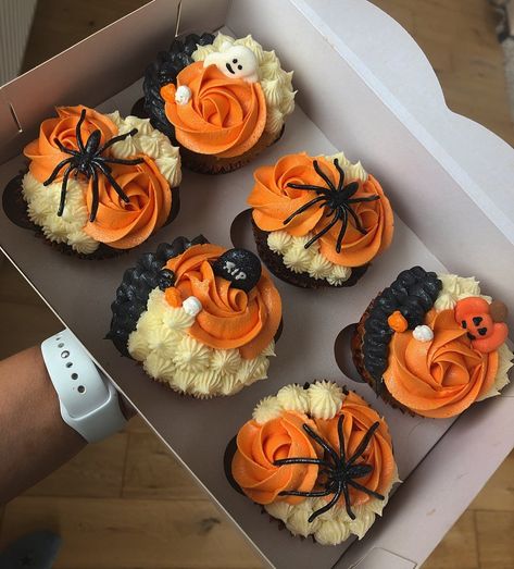 Baked ‘n’ Boxed on Instagram: “Happy Halloween!! 👻🎃🕷” Halloween Cake Box Ideas, Trendy Baking Ideas, Halloween Bento Cake Box Ideas, Aesthetic Halloween Cake, Halloween Cupcake Bouquet, Halloween Theme Cupcakes, Halloween Cupcakes Aesthetic, Baking Decorations Ideas, Halloween Mini Loaf Cakes