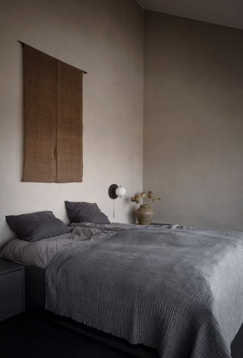 Norm uses earthen tones to connect family home to coastal setting Calming Bedroom, Japanese Zen, Norm Architects, Bedroom Color Schemes, Interior Renovation, Style Deco, Design Del Prodotto, Styl Boho, Eclectic Design