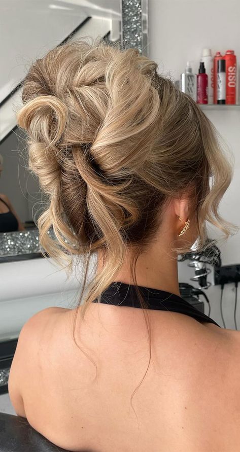 chic updo, hairstyle ideas, wedding hairstyle, 90s vibe updos, wedding updo, updos, trendy updos, bridal hairstyle, bridal updos, messy updo, simple updo, trendy messy updo, wedding hairstyle trends