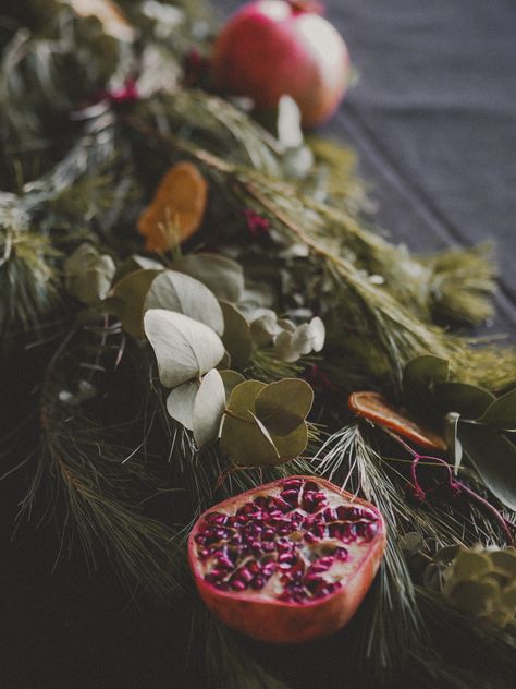 Pomegranate Wedding, Orange Wedding Decorations, Pomegranate Decor, Fruit Wedding, Diy Table Decor, Orange Table, Wine Dinner, Christmas Dinner Table, Outdoor Wedding Inspiration