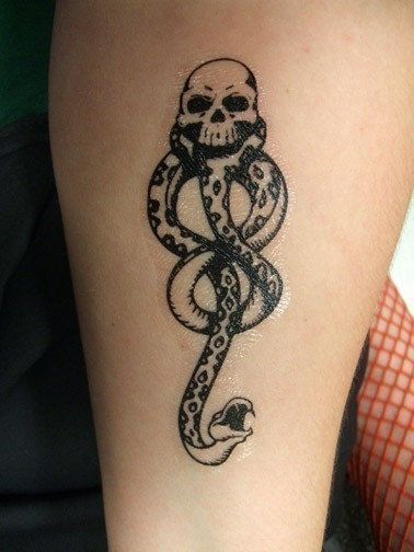 want. want. want. (i mean a real one, not temporary). but it would have to be in red ink, because, as we all know, it can no longer become active (also known as black) because voldy can never come back. Harry Potter Dark Mark, Dark Mark Tattoos, Citate Harry Potter, Mark Tattoo, Kunst Tattoos, 100 Tattoo, Harry Potter Tattoo, Harry Potter Tattoos, Up Tattoos