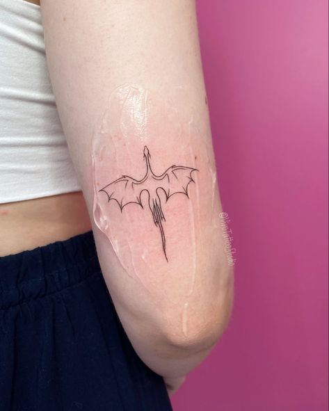 Dragon Tattoo Minimal, Minimalist Dragon Tattoo, Dragon Tattoo Wrist, Dragon Tattoo Simple, Book Inspired Tattoos, Small Dragon Tattoos, Bookish Tattoos, Writing Tattoos, Thigh Tattoos Women