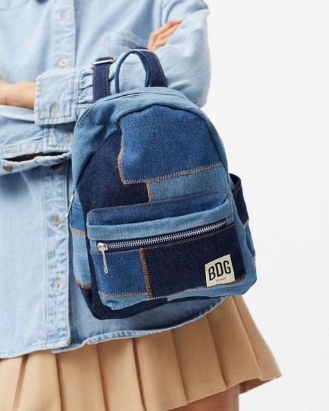 Backpack With Pins, Diy Bags Jeans, Mochila Jeans, Reworked Clothes, Denim Bag Patterns, Denim Backpack, Denim Handbags, Denim Ideas, Recycle Jeans