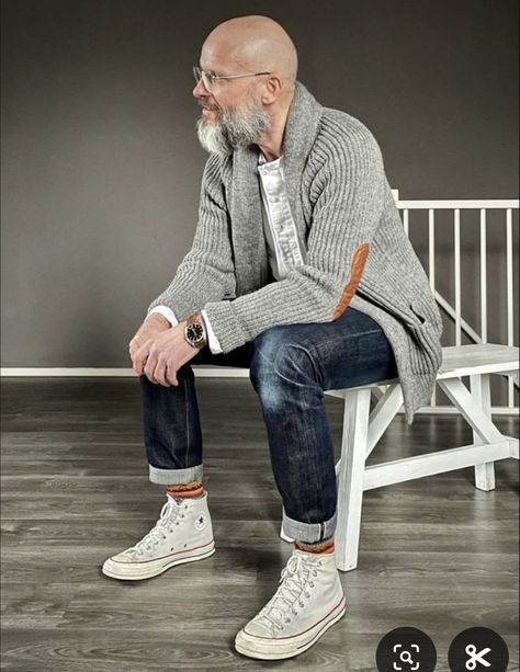 Well Dressed Men Over 50 Casual, Bald Outfit Men, Mens Fashion 40 Year Old Style Men, Converse Haute, Old Man Outfit, Denim Menswear, Boho Men Style, Old Man Fashion, Bald Men Style