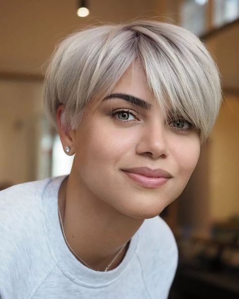 Pixie Bob in Platinum Blonde Color Blonde Haircuts With Bangs, Long Pixie Haircut, Long Pixie Bob, Longer Pixie, Long Pixie Cut, Longer Pixie Haircut, Long Pixie Hairstyles, Side Parting, Pixie Cut With Bangs