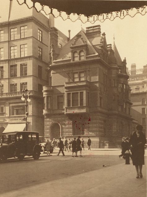 Vanderbilt Houses, Nyc Mansions, Cornelius Vanderbilt, Vanderbilt Mansions, New York Landmarks, The Gilded Age, Contemporary Building, I Love Nyc, Rich And Famous