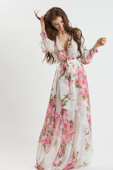 We've got a major obsession with lightweight chiffon maxi dresses! This pretty printed dress is so comfortable you'll want to wear it all year long! Dress this piece up with a statement necklace and s Flowy Bridesmaid Dresses, Highheels Shoes, Moda Floral, White Floral Maxi Dress, Shower Outfits, Bridal Shower Outfit, Makeup Hairstyle, Bridal Shower Dress, Floral Dresses Long