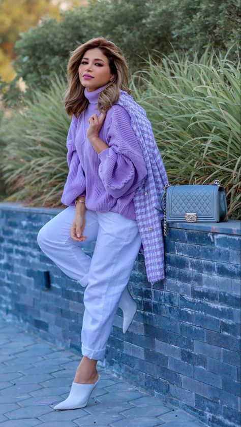 Ootd whit pants ans lilac sweater and coat with chanel bag #lilac #coatsjackets #coat #chanel #white #chanelbag #colorful #color #classic #fashionblogger #fashionista #outfitoftheday #outfitinspiration #outfitinspiration #whiteheels #outfitgoals #streetwear #streetstylefashion Lavender Turtleneck Outfit, Lavender Fall Outfits, Lilac Sweater Dress, Lilac Shoes Outfit, Lilac And Black Outfit, Lilac Sweater Outfit, Lilac Outfit Ideas, Lilac Turtleneck, Purple Sweater Outfit