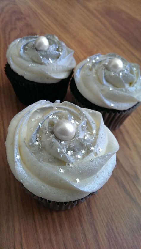 20s Wedding, Edible Pearls, White Cupcakes, Star Wars Cake, Wedding Treats, Silver Theme, Diy Deco, Wedding Dessert, Simple Wedding Cake