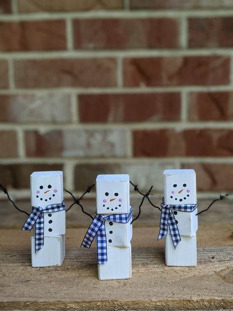 Small Wooden Snowman / Winter Home Decor / Whimsical Snowman - Etsy Wood Cube Crafts, Wood Block Painting, Snowman Candles, Jenga Crafts, Cricket Designs, Snowman Blocks, Diy Schneemann, Whimsical Snowman, Hello Christmas