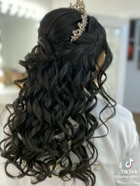 Dama Hairstyles Quinceanera, Quinceañera Hair, Hairstyles And Makeup, Sweet 16 Hairstyles, Curled Hairstyles For Medium Hair, Hair Quince, Quinceanera Hairstyles, Birthday Hair, Quince Hairstyles