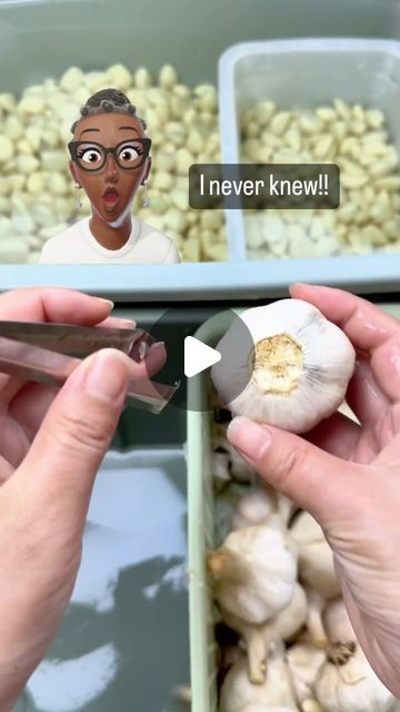 Kendall Sherelle Murray on Instagram: "GARLIC GAME CHANGER! 🧄😆  Confession: I’ve been avoiding whole bulbs of garlic because of the pesky peeling process... until NOW! 💡  Just learned the simplest trick to peel garlic. I just normally smash it on my countertop! 😂🤩  52 years old and finally in the know! 😂 Who else was missing out on this hack?😅🤣  From now on, whole bulbs are going in my shopping cart more often! 🛒   #GarlicLove #KitchenHack #LifeChanging #CookingTips" Garlic Peeling Trick, Easy Way To Peel Garlic, What To Do With Lots Of Garlic, Peeling Garlic Cloves Easy, Garlic Peeling Hack, How To Mince Garlic, How To Peel Garlic, Kitchen Hacks Food, How To Store Garlic