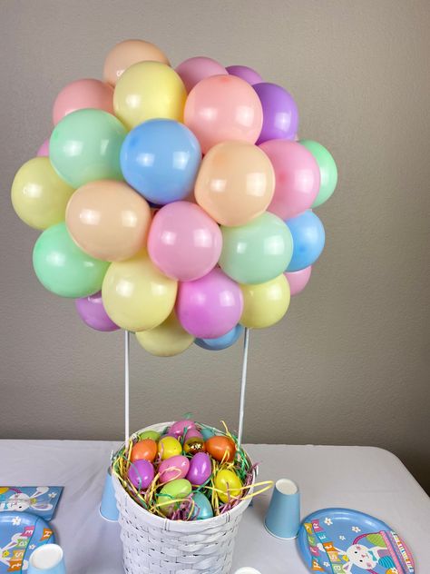 Easter themed centerpiece Hot Air Balloon Easter Basket, Baby Shower Easter Theme, Easter Balloons Ideas, Easter Balloon Bouquet, Easter Balloon Ideas, Make A Hot Air Balloon, Easter Balloon Decor, Air Balloon Centerpiece, Hot Air Balloon Centerpiece