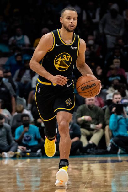 Stef Curry Basketball, Basketball References, Fifa Players, Stephen Curry Wallpaper, Curry Pictures, Curry Wallpaper, Stephen Curry Basketball, Nba Stephen Curry, Wardell Stephen Curry