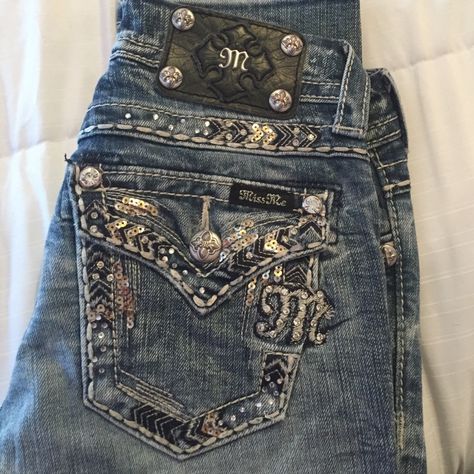 Light Wash Straight Leg Jeans By Miss Me! Worn A Handful Of Times But Looks Brand New! Great Condition No Worn Marks. Clothing Combinations Woman, Miss Me Jeans Outfit, Light Wash Straight Leg Jeans, Bedazzled Jeans, 2000s Clothes, Cute Pants, 2000s Fashion Outfits, Cute Jeans, Swaggy Outfits