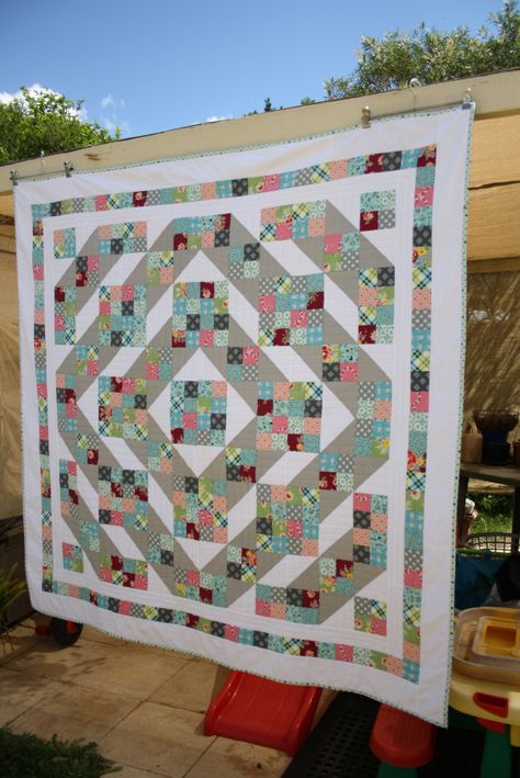 {Classic Quilt Blocks} Jacobs Ladder - Quilty Inspiration Missouri Quilt Company, Jacobs Ladder, Missouri Quilt, Quilting Tutorial, Patchwork Tutorial, Scrappy Quilt Patterns, Half Square Triangle Quilts, Classic Quilts, Jacob's Ladder