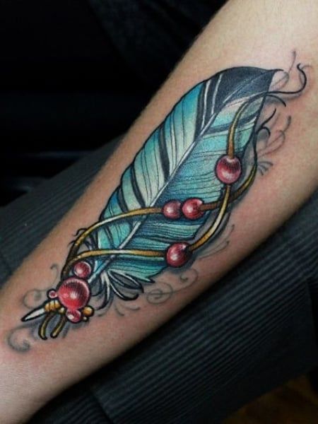 Traditional Feather Tattoo, Feather Tattoos For Women, Tattoo Plume, Owl Feather Tattoos, Feather Tattoo Colour, Lisa Tattoo, Feather Tattoo Meaning, Indian Feather Tattoos, Tattoo Colour