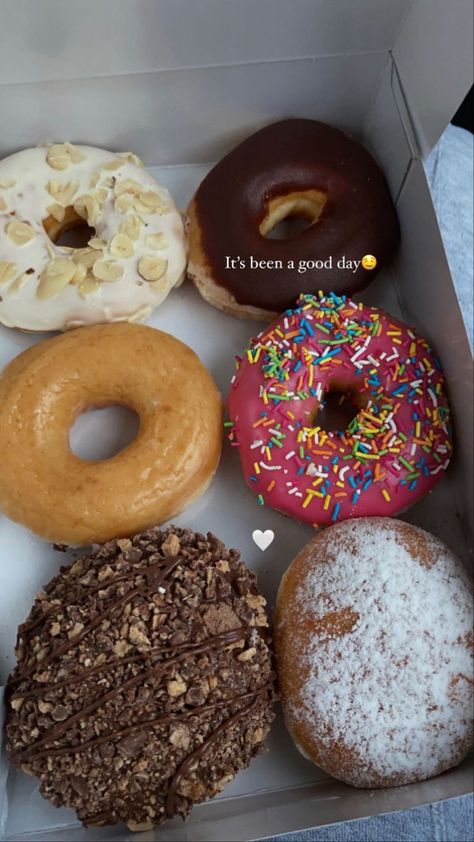 Doughnut Instagram Story, Donat Aesthetic, Coffee Snaps, Super Donut, Donuts Aesthetic, Donut Pictures, Eating Cereal, Homemade Cookbook, Chocolate Glazed Donuts