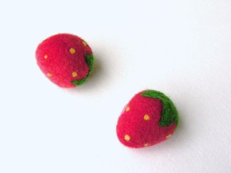 Felting Toys: Needle Felting Tutorial on Happy Strawberries Felted Strawberry, Felt Strawberry, Felting Tutorial, Needle Felting Tutorial, Clever Kids, Fun Projects For Kids, Needle Felting Diy, Needle Felting Tutorials, Felt Food