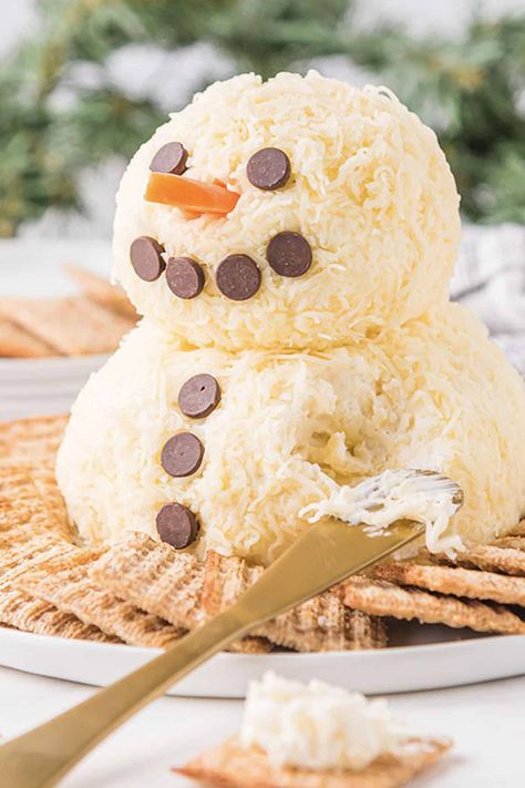 This easy, festive, and super adorable Snowman Cheese Ball is the perfect appetizer made with two different kinds of cheese for the body and fun add-ons for the face! It’s a simple, cost-effective way to delight your friends and family during the holiday season! | www.persnicketyplates.com