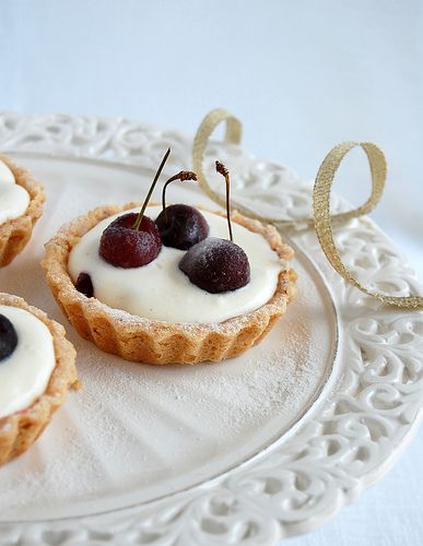 Cherry and almond tartlets Cherry Tartlets, Cherry Cream Cheese Tarts Mini, Cherry Pie Tarts Mini, Hand Pies, Just Eat It, Cherry Tart, Cherry Recipes, Beautiful Desserts, Pies & Tarts