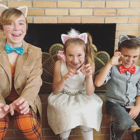 Aristocats Family Costume, Aristocrats Costume, Aristocats Halloween Costume, Aristocats Costume, Aristocats Duchess, Disney Aristocats, Twin Halloween, International Dog Day, Twin Halloween Costumes