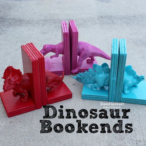 Dinosaur Bookends, Decoration Organization, Diy Bookends, Dinosaur Bedroom, Diy Nursery Decor, Dinosaur Room, Woodworking For Kids, Diy Nursery, Hot Glue