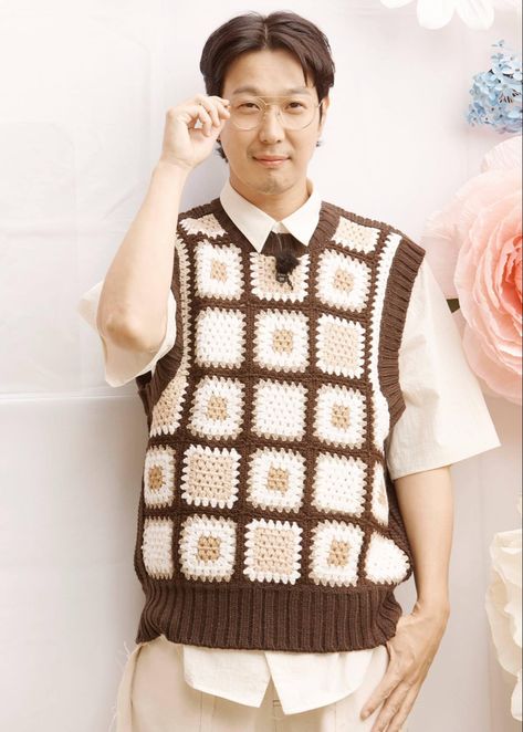 Sweater Vest Ideas, Outfit Rajut, Granny Square Vest, Vest Ideas, Sweater Colorful, Crochet Sweater Vest, Vest Crochet, Crochet Men, Patchwork Sweater