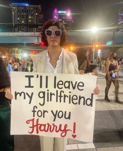 loveontour signs Funny Concert Signs, Concert Posters Ideas Fan, Concert Signs, Hslot Outfit Ideas, Danny Ocean, Harry Styles Poster, I Have A Boyfriend, Fan Poster, Harry Styles Concert